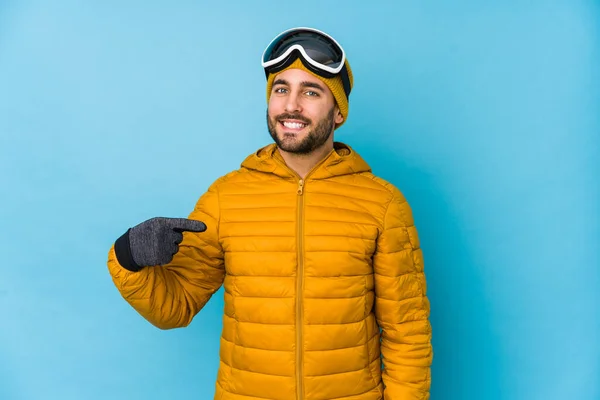 年轻的滑雪者孤身一人手拉手指向衬衫的复制品空间 自豪而自信 — 图库照片