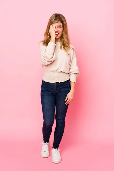 Mladá Blondýnka Běloška Žena Stojící Nad Růžovým Pozadím Zábavou Pokrývající — Stock fotografie