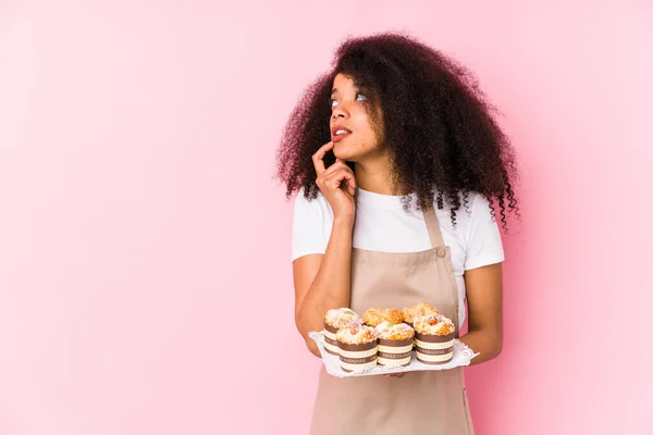 Jovem Pasteleiro Afro Mulher Segurando Cupcakes Isoladojovem Padeiro Afro Relaxado — Fotografia de Stock