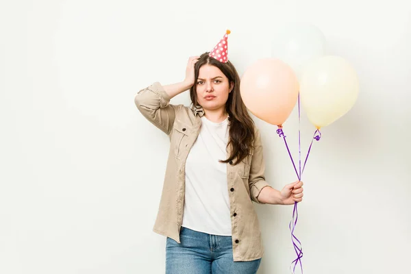 Doğum Gününü Kutlayan Genç Cüsseli Kadın Önemli Bir Toplantıyı Hatırladı — Stok fotoğraf