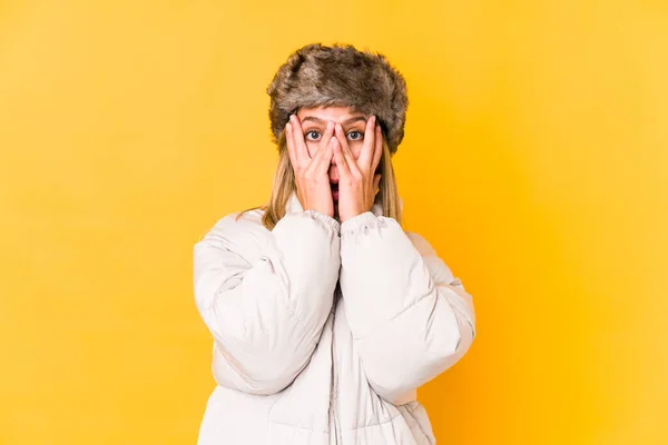 Jovem Caucasiana Vestindo Uma Roupa Inverno Isolado Piscar Através Dedos — Fotografia de Stock