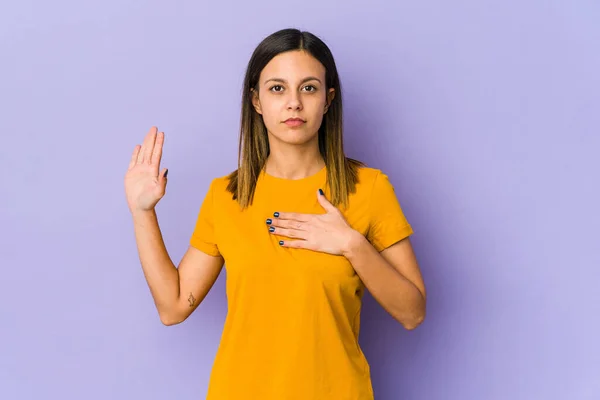 Giovane Donna Isolata Sfondo Viola Facendo Giuramento Mettendo Mano Sul — Foto Stock