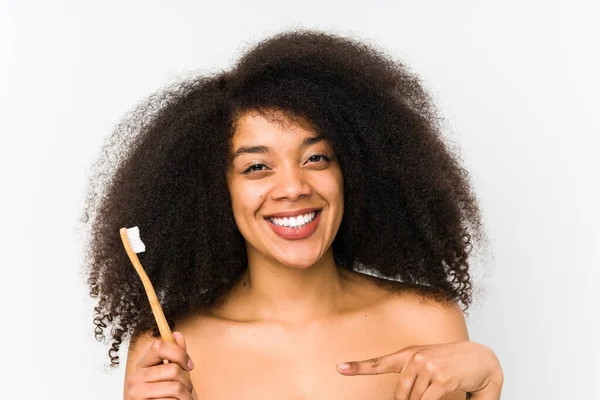 Jovem Afro Mulher Segurando Uma Escova Dentes Isolado Sorrindo Alegremente — Fotografia de Stock