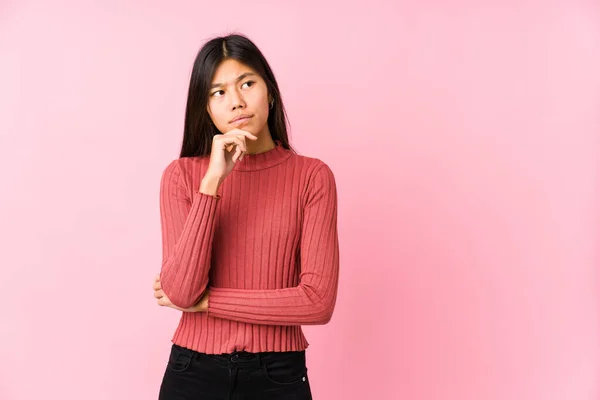 Jonge Chinese Vrouw Poseren Geïsoleerd Kijken Zijwaarts Met Twijfelachtige Sceptische — Stockfoto