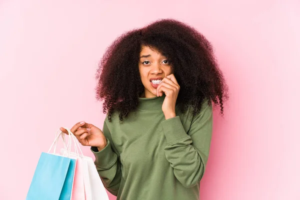 Jovem Afro Mulher Compras Isolado Jovem Afro Mulher Comprar Isolajovem — Fotografia de Stock