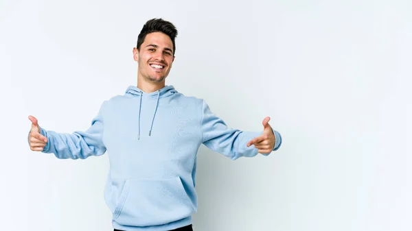 Homem Caucasiano Jovem Isolado Fundo Branco Aponta Para Baixo Com — Fotografia de Stock