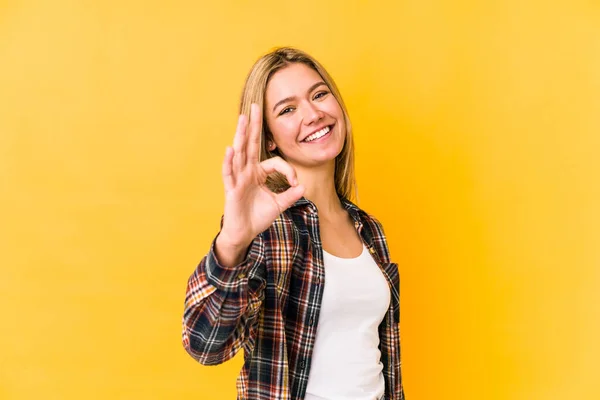 Young Blonde Caucasian Woman Isolated Yellow Background Cheerful Confident Showing — Stock Photo, Image