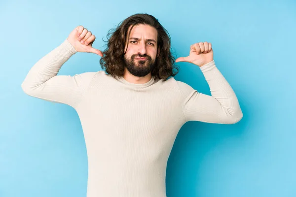 Jeune Homme Aux Cheveux Longs Isolé Sur Fond Bleu Sent — Photo