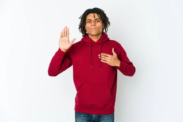 一个年轻的非洲裔美国人发誓 把手放在胸前 — 图库照片