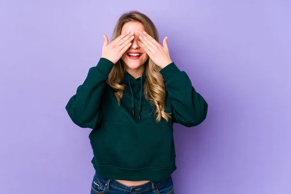 Junge Kaukasische Frau Isoliert Auf Lila Hintergrund Bedeckt Augen Mit — Stockfoto