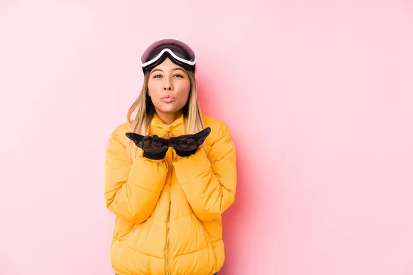 Giovane Donna Caucasica Indossa Abbigliamento Sci Uno Sfondo Rosa Labbra — Foto Stock