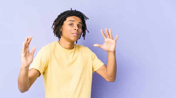 Jonge Afro Amerikaanse Rasta Man Houdt Iets Vast Met Wijsvingers — Stockfoto