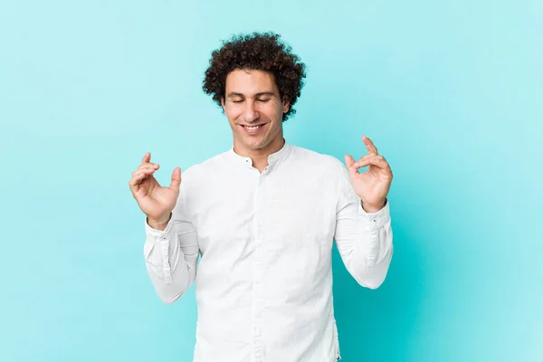 Joven Hombre Maduro Rizado Usando Una Camisa Elegante Alegre Riendo — Foto de Stock