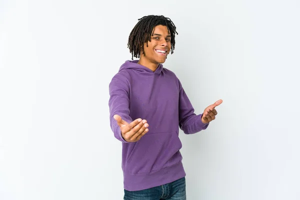 Mladý Afroameričan Rasta Muž Ukazuje Vítaný Výraz — Stock fotografie