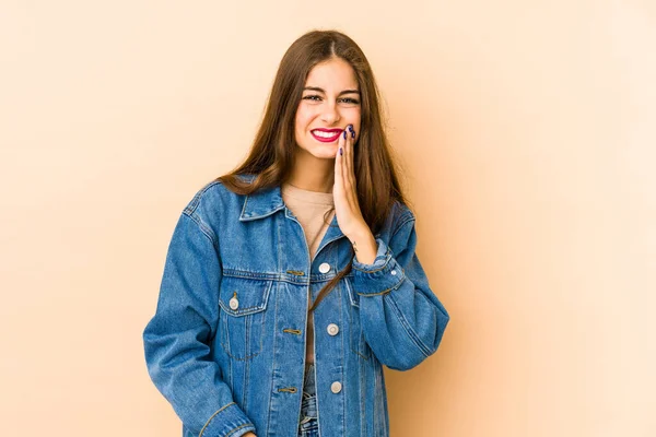 Jonge Blanke Vrouw Geïsoleerd Beige Achtergrond Met Een Sterke Tanden — Stockfoto