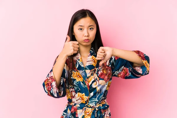 Jeune Chinoise Portant Pyjama Kimono Isolé Montrant Les Pouces Vers — Photo