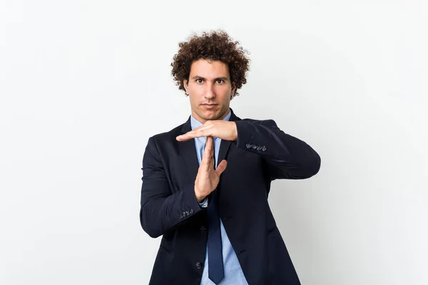 Νέοι Επιχειρηματίες Σγουρά Άνθρωπος Κατά Λευκό Φόντο Δείχνει Μια Χειρονομία — Φωτογραφία Αρχείου