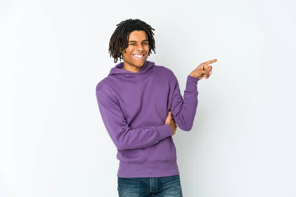 Jovem Afro Americano Rasta Homem Sorrindo Alegremente Apontando Com Dedo — Fotografia de Stock