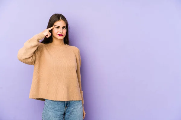 Young Caucasian Woman Isolated Purple Background Pointing Temple Finger Thinking — Stock Photo, Image