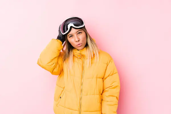 Mulher Branca Jovem Vestindo Uma Roupa Esqui Fundo Rosa Cansado — Fotografia de Stock