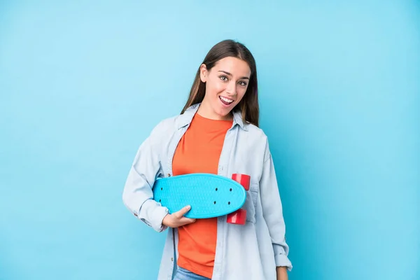 Joven Mujer Patinadora Caucásica Aislada Sobre Fondo Azul — Foto de Stock