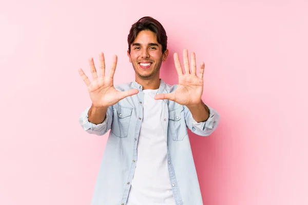 Jovem Caucasiano Posando Fundo Rosa Isolado Mostrando Número Dez Com — Fotografia de Stock