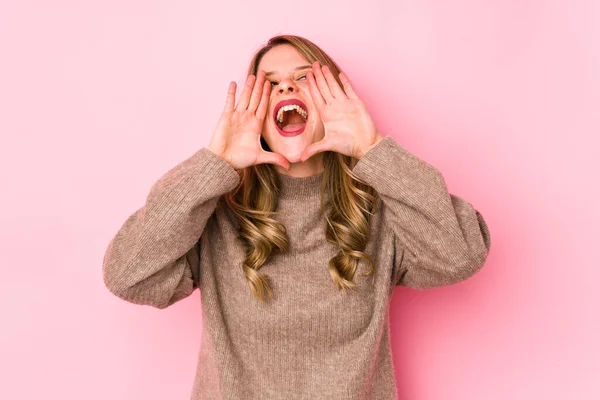 Mladá Běloška Žena Izolované Růžovém Pozadí Křičí Vzrušený Přední — Stock fotografie