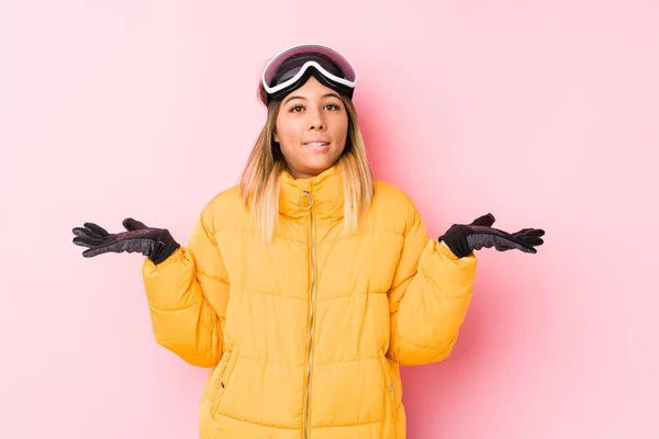 Mulher Caucasiana Jovem Vestindo Uma Roupa Esqui Fundo Rosa Confuso — Fotografia de Stock
