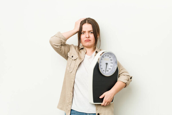 Молодая пышная женщина, держащая весы в шоке, она вспомнила важную встречу.