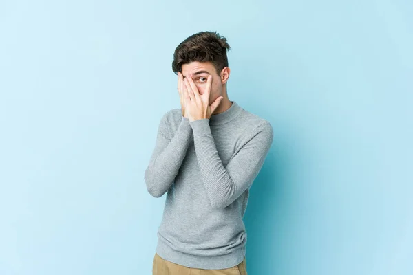 Young Caucasian Man Isolated Blue Background Blink Fingers Frightened Nervous — Stock Photo, Image