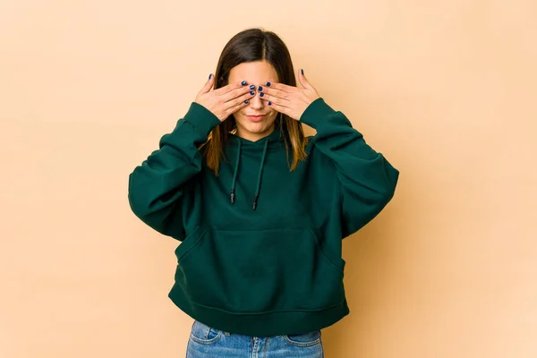 Young Woman Isolated Beige Background Afraid Covering Eyes Hands — Stock Photo, Image
