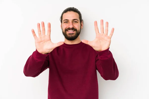 Giovane Uomo Capelli Lunghi Isolato Uno Sfondo Bianco Mostrando Numero — Foto Stock