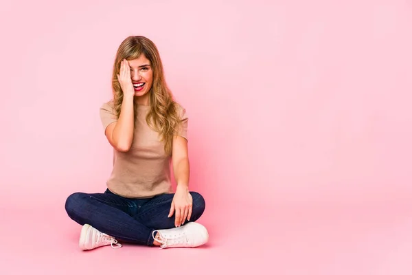 Giovane Donna Caucasica Bionda Seduta Uno Studio Rosa Che Diverte — Foto Stock