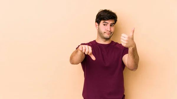 Jovem Isolado Fundo Bege Mostrando Polegares Para Cima Polegares Para — Fotografia de Stock