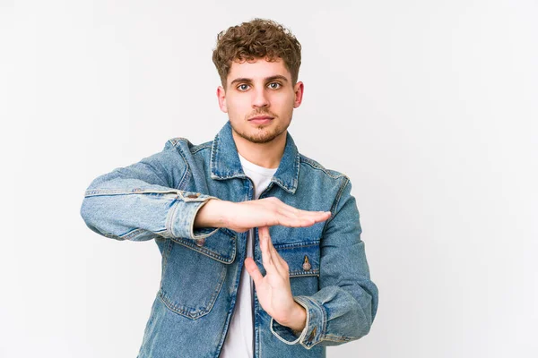 Jovem Loiro Cabelo Encaracolado Caucasiano Homem Isolado Mostrando Gesto Timeout — Fotografia de Stock