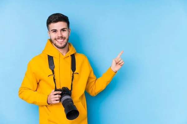 Joven Fotógrafo Caucásico Aislado Sonriendo Señalando Lado Mostrando Algo Espacio — Foto de Stock