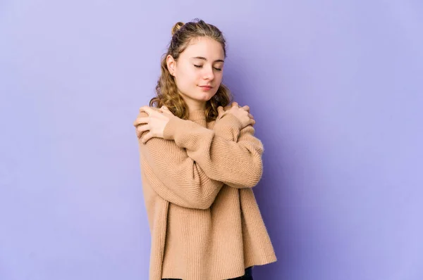 Joven Mujer Caucásica Sobre Los Abrazos Fondo Púrpura Sonriente Despreocupada — Foto de Stock