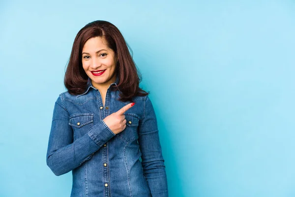 Mujer Latina Mediana Edad Aislada Sobre Fondo Azul Sonriendo Señalando —  Fotos de Stock