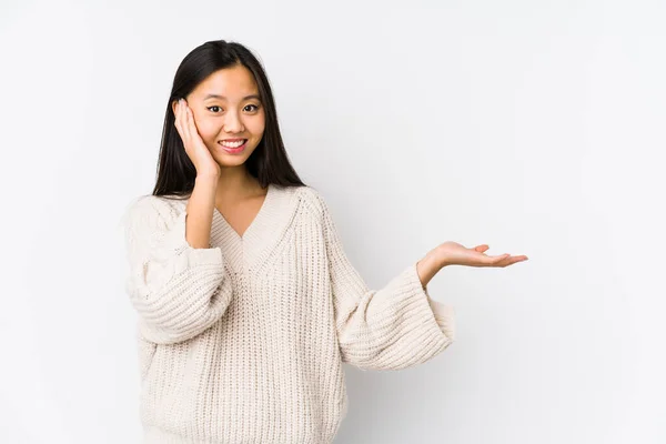Jonge Chinese Vrouw Geïsoleerd Houdt Kopieerruimte Een Handpalm Houd Hand — Stockfoto