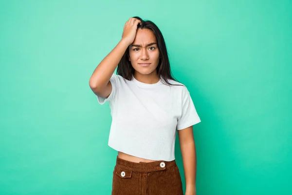 Jovem Mestiço Indiana Mulher Isolado Cansado Muito Sonolento Mantendo Mão — Fotografia de Stock