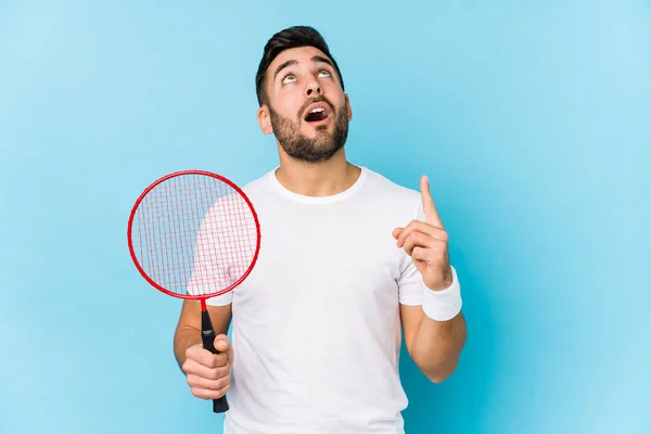 Jovem Homem Bonito Jogando Badminton Isolado Apontando Cabeça Com Boca — Fotografia de Stock