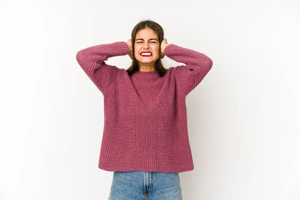 Mujer Caucásica Joven Aislada Sobre Fondo Blanco Cubriendo Las Orejas — Foto de Stock