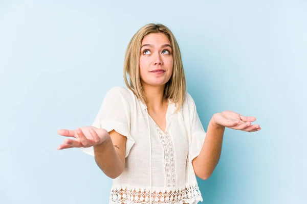 Giovane Donna Caucasica Bionda Isolata Dubitare Scuotere Spalle Nel Gesto — Foto Stock