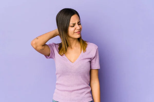 Ung Kvinna Isolerad Lila Bakgrund Lider Nacksmärta Grund Stillasittande Livsstil — Stockfoto