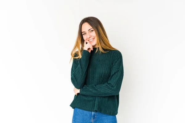 Jonge Kaukasische Vrouw Geïsoleerd Witte Achtergrond Glimlachen Gelukkig Zelfverzekerd Aanraken — Stockfoto