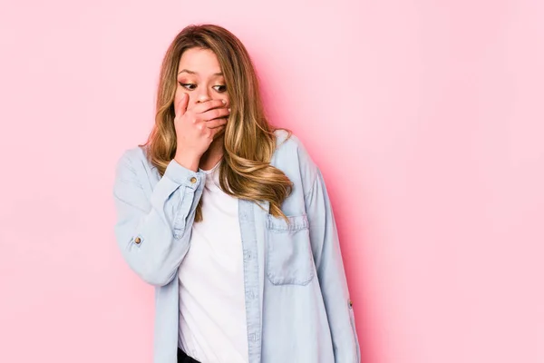 Mujer Joven Caucásica Aislada Sobre Fondo Rosa Reflexivo Mirando Espacio — Foto de Stock