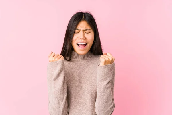 孤立した応援ポーズの若い中国人女性は気楽で興奮 勝利のコンセプト — ストック写真