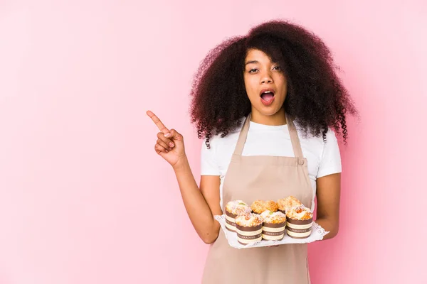 Jovem Pasteleiro Afro Mulher Segurando Cupcakes Isoladojovem Padeiro Afro Apontando — Fotografia de Stock