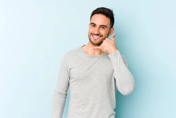 Jonge Blanke Man Geïsoleerd Blauwe Achtergrond Met Een Mobiel Telefoongesprek — Stockfoto