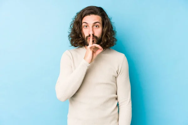 Jovem Homem Cabelo Longo Isolado Fundo Azul Mantendo Segredo Pedindo — Fotografia de Stock